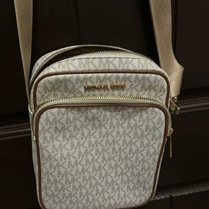 Mk women purse color cream